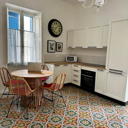 Stylish Boutique Duplex - - 2 Large Double Bedrooms With Ensuite Bathrooms