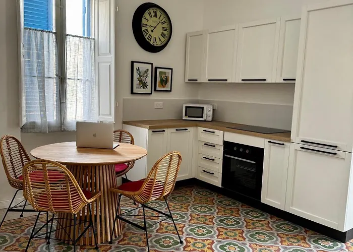 Stylish Boutique Duplex - Near Valletta! - 2 Large Double Bedrooms & Bathrooms