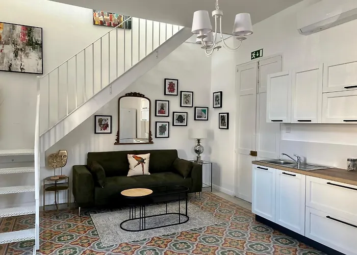 Stylish Boutique Duplex - Near Valletta! - 2 Large Double Bedrooms & Bathrooms *