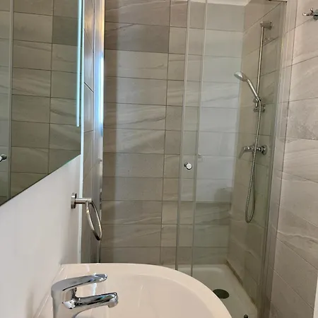 Apartment Stylish Boutique Duplex - - 2 Large Double Bedrooms With Ensuite Bathrooms *