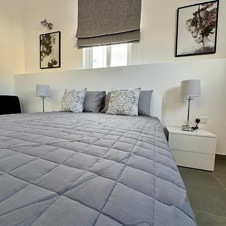 Stylish Boutique Duplex 'green' - Near Valletta! 2 Large Double En-suite Bedrooms Msida