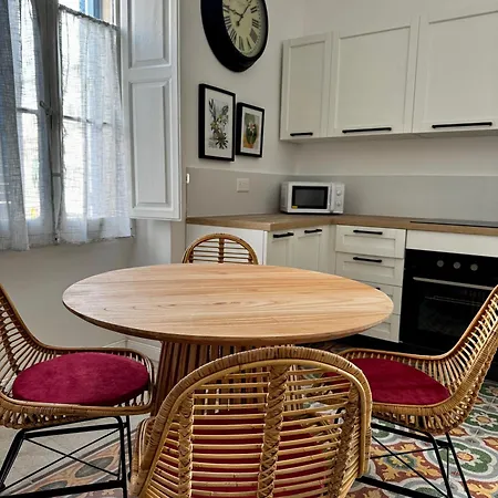 Stylish Boutique Duplex 'green' - Near Valletta! 2 Large Double En-suite Bedrooms