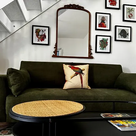 Apartment Stylish Boutique Duplex - - 2 Large Double Bedrooms With Ensuite Bathrooms *