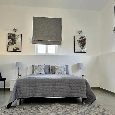 Stylish Boutique Duplex 'green' - Near Valletta! 2 Large Double En-suite Bedrooms Lägenhet *
