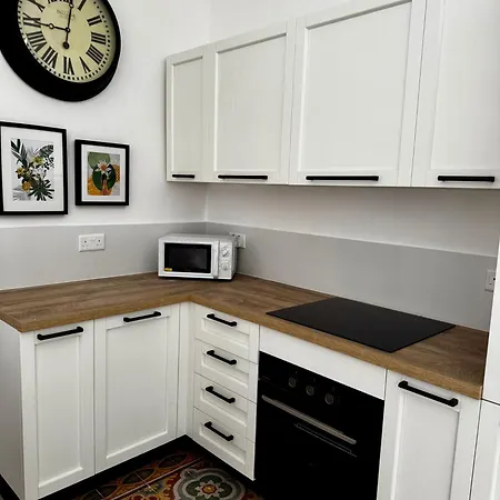 Stylish Boutique Duplex 'green' - Near Valletta! 2 Large Double En-suite Bedrooms *