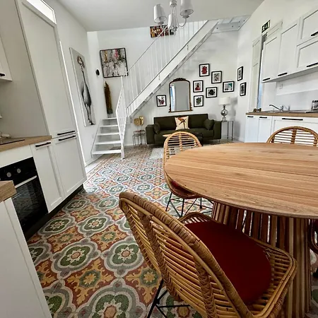 Apartment Stylish Boutique Duplex - - 2 Large Double Bedrooms With Ensuite Bathrooms *