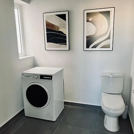 Apartment Stylish Boutique Duplex - - 2 Large Double Bedrooms With Ensuite Bathrooms *