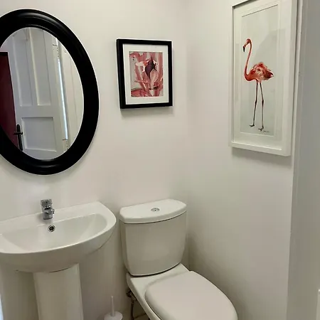 Apartment Stylish Boutique Duplex - - 2 Large Double Bedrooms With Ensuite Bathrooms *